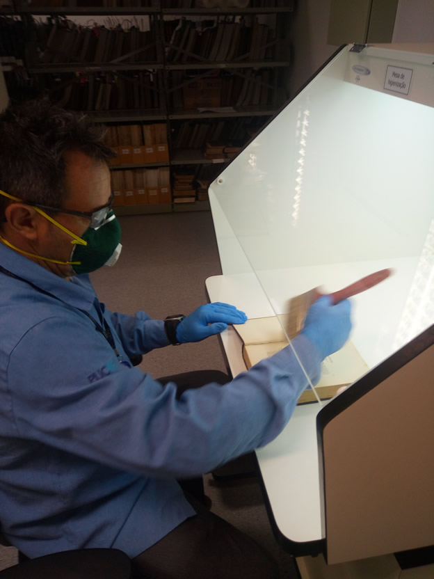 Antônio Triches, Técnico em Restauração, utilizando a capela para higienização do acervo do Laboratório de Recuperação de Acervo da Biblioteca Central da PUCRS.