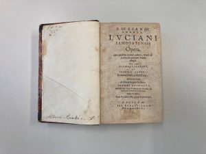 Reprodução de páginas do livro Luciani Samosatensis Opera, pertencente à Biblioteca Central da PUCRS.